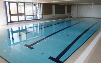 Nyrehabiltert sv&oslash;mmebasseng tilbys delegatene. Foto Lise B. Johannessen
