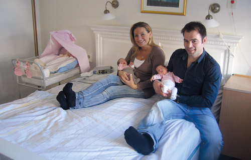 Figur 1  Foreldre med prematurt f&oslash;dte tvillinger p&aring; eget rom i nyf&oslash;dtseksjonen. Foto Alf Meberg