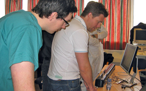 En av kursdeltakerne &oslash;ver seg p&aring; innf&oslash;ring av stent i simulatoren. Foto Lise B. Johannessen