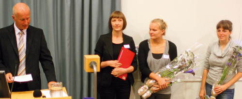 Ass. direkt&oslash;r Bj&oslash;rn Guldvog tok imot rapporten fra til v. Trine Wieberg D&aelig;hli, Ingrid Berre og Astri Nordl&oslash;kken. Foto Farzad&hellip;