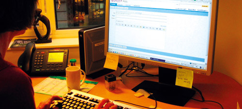 Ansatte i arkivet legger inn mottatte dokumenter i henhold til krav om anonymisering. Foto Lise B. Johannessen