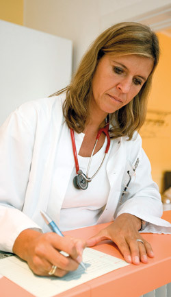 Kvinnelige leger i prim&aelig;rhelsetjenesten skal fristes til ledelse. Illustrasjonsfoto Colourbox