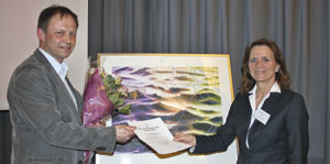 Rune Heggedal mottok Legeforeningens f&oslash;rste lederpris av Torunn Janbu. Foto Lise B. Johannessen