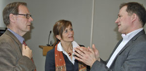 Kommuneoverlege Bj&oslash;rn Martin Aasen (f.v), Torunn Janbu og Per Kristian Vareide fra KS diskuterte ivrig i pausen. Foto Lisbet&hellip;