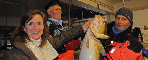 Torunn Janbu er her sammen med en av de st&oslash;rste fiskene som ble hentet opp av Vestfjorden p&aring; Lofotcupen. Tommy Stensrud (t.h&hellip;