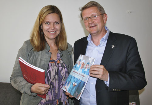 Forhandlingsdirekt&oslash;r Anne Kjersti Befring og generalsekret&aelig;r Geir Riise viser stolt frem den nye arbeidsmilj&oslash;veilederen&hellip;