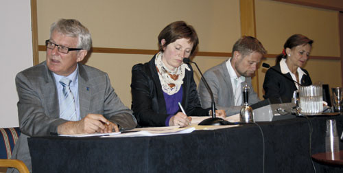 Panelet noterer ivrig. Fra v. Knut Magne Ellingsen, Kjersti Toppe, Bent H&oslash;ie og Torunn Janbu. Foto Lise B. Johannessen