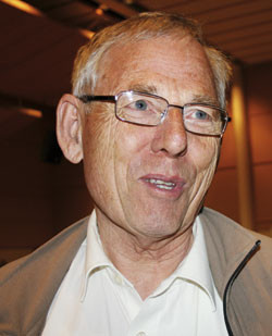 En sv&aelig;rt forn&oslash;yd Rolf Sch&oslash;yen etter landstyrets vedtak. Foto Lise B. Johannessen
