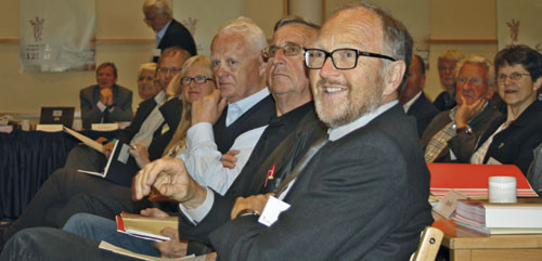 Tidligere generalsekret&aelig;rer og president lytter interessert til presidentens tale. Foto Lise B. Johannessen