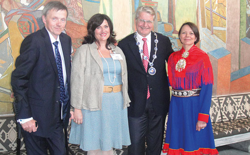 Lars Eldar Myrseth med frue Janne, Hebe D. Kvernmo og Oslos ordf&oslash;rer Fabian Stang i Oslo r&aring;dhus. Foto Anders Hammer
