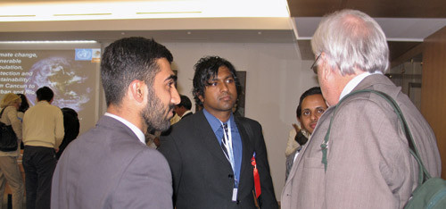 Usman Mushtaq (f.v.) og Unni Gopinathan ses her i prat med Brasils representant til WHO og lederen av Fiocruz Centre for&hellip;