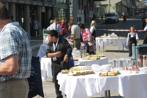 Lunsjen ble servert ute i det flotte forsommerv&aelig;ret. Foto Lise B. Johannessen