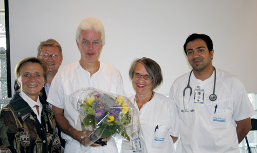 &ndash; Skadelegevakten i Oslo fikk en varm takk for innsatsen etter bombeangrepet i Oslo. Fra v. Torunn Janbu, Geir Riise, Knut&hellip;