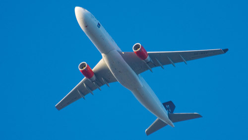 Behovet for reising kan reduseres ved &aring; satse mer p&aring; elektroniske m&oslash;teformer. Illustrasjonsfoto Colourbox