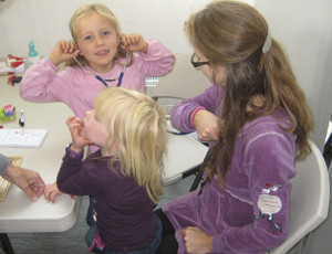 Morsomt med stetoskop! Foto Basra Burhan