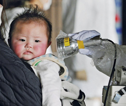 Measuring radioactive iodine in the thyroid gland of a child from the Fukushima district. Photo: Kyoda/Reuters/Scanpix