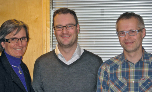 Programansvarlig Jan Frich med n&aring;v&aelig;rende og tidligere studenter Gerty Lund og Kjetil Knutstad (t.h.). Foto Lise B&hellip;