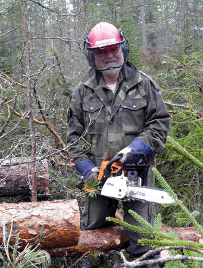 Einar f&aring;r god anledning til &aring; stelle skogen sin n&aring;r han g&aring;r over i pensjonistenes rekker. Foto privat