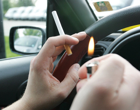 Legeforeningen vil ha lovforbud mot r&oslash;yk i bil. Illustrasjonsfoto Colourbox