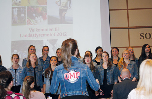 Oslo Medisinske Pikekor (OMP) satt tonen i landsstyrem&oslash;tet med flott sang. Foto Lise B. Johannessen