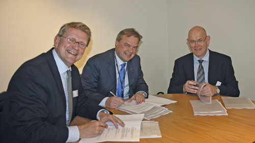 Den fornyede avtalen ble i juni undertegnet av generalsekret&aelig;r i Legeforeningen Geir Riise (t.v.), dav&aelig;rende konstituert&hellip;