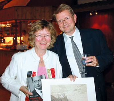 Generalsekret&aelig;r Geir Riise overrekker jubileumsgave til lederen av Nordland legeforening Margit Steinholt. Foto Tove Myrbakk