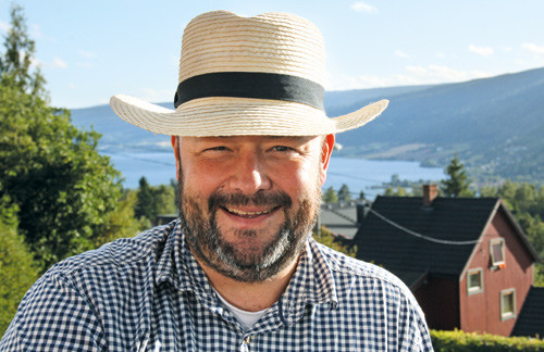 Selv med vakre Mj&oslash;sa som bakgrunn dr&oslash;mmer Frode Oosterling titt og ofte til Cuba. Foto: Lisbet T. Kongsvik