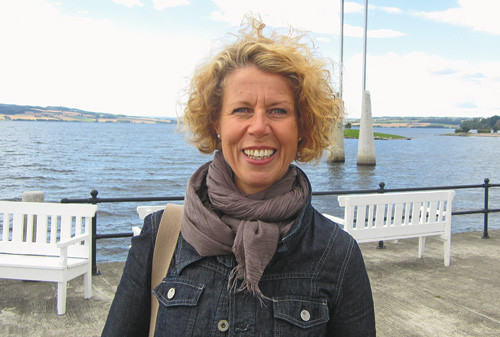 Sissel Bergaust trives i Hamar. Her med Mj&oslash;sa i bakgrunnen. Foto Stein Runar &Oslash;stigaard