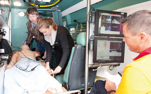 Deltakerne fikk bl.a. pr&oslash;ve seg i KIA-bilen til Stiftelsen Norsk Luftambulanse. Foto Henning Evju