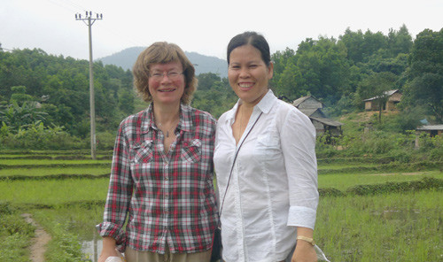 Margit Steinholt og jordmor Houy Chandy p&aring; feltbes&oslash;k i Vietnam. Foto privat