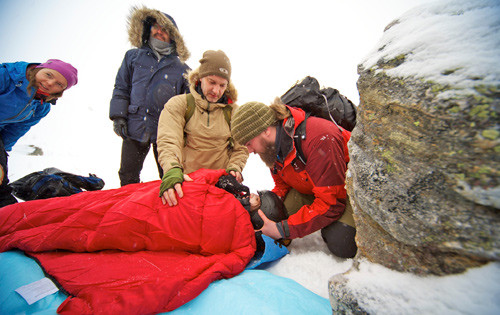 Kursdeltakerne trener p&aring; &aring; stabilisere en skadet person f&oslash;r transport ned fra fjellet. Foto Privat