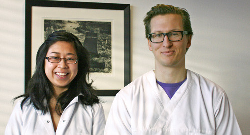 Linh Yen Nguyen og Magnus Hjortdahl setter pris p&aring; den gode veiledningen de f&aring;r av kollegaene. Foto Lisbet T. Kongsvik