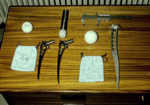 Figure 2  Christiansen&rsquo;s hemiprosthesis in 1967. Femoral heads made of polyethylene, diameter 44 mm and 52 mm, without a&hellip;