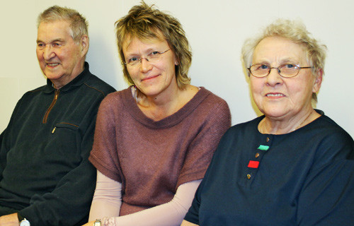 Ekteparet Linnea og Karl Samli p&aring; visitt hos fastlege Mona S&oslash;nden&aring; i Bug&oslash;ynes. Foto Lisbet T. Kongsvik