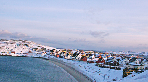 Det vakre fiskev&aelig;ret Bug&oslash;ynes er et av de f&aring; stedene i Finnmark som ikke ble brent ned under krigen. Foto Lisbet T. Kongsvik