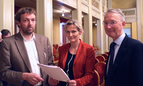 Torgeir Bruun Wyller (t.v.) i samtale med Astrid Stuckelberger og Knut Engedal. Foto Ellen Juul Andersen