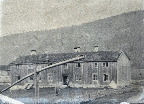 Austistua Moen rundt &aring;r 1900. Kontrasten mellom husets ytre og finstua p&aring; g&aring;rden m&aring;tte oppleves som betydelig. Stua med&hellip;