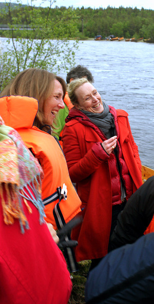 Hege Gjessing (uten vest) er klar for elvesafari. Foto Tove Myrbakk