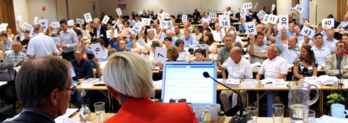 Spennende avtemning etter debatten. Foto Stein Runar &Oslash;stigaard