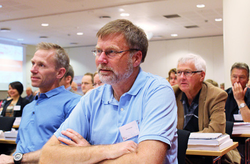 Odd Grenager, foran til h&oslash;yre, var blant innlederne. Foto Lise B. Johannessen