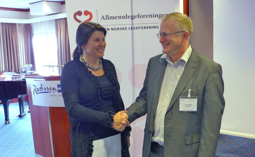 Trond Egil Hansen gratulerer Kari Sollien med ledervervet. Foto Tor Carlsen