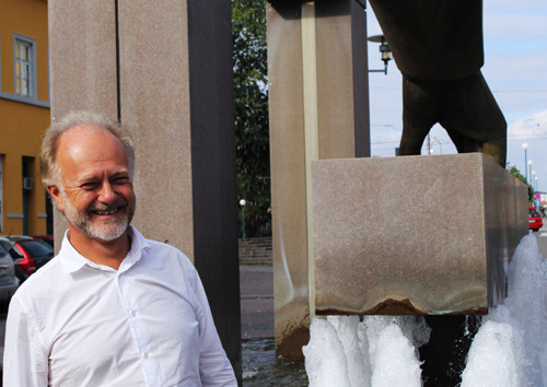 &ndash; Det kreves et organisatorisk l&oslash;ft av legevakten, sier Ivar Halvorsen. Her ved fontenen utenfor Legenes hus i Oslo. Foto&hellip;