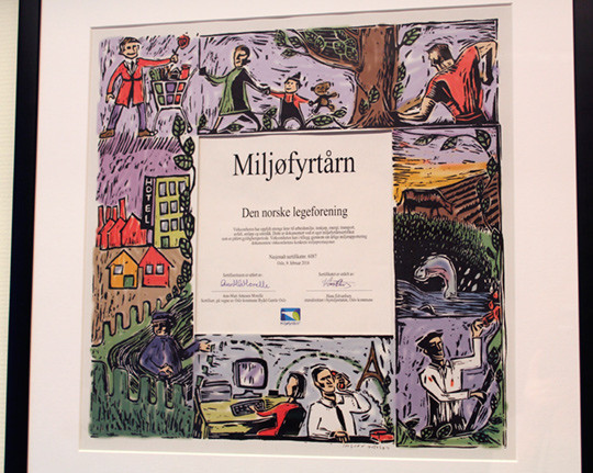 Beviset p&aring; at Legeforeningen er milj&oslash;fyrt&aring;rnsertifisert. Foto Lise B. Johannessen