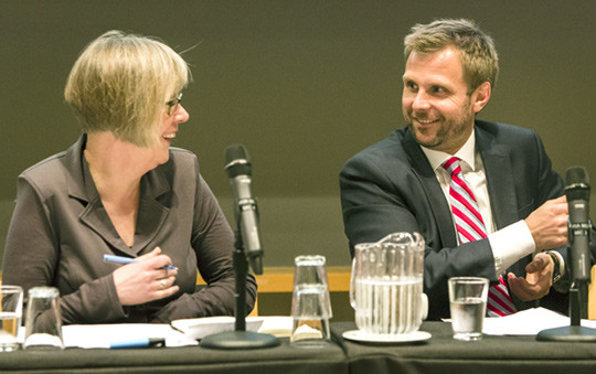 Gemyttlig stemning under debatten. Anne Grethe Erlandsen og Torgeir Micaelsen. Foto Thomas Barstad Eckhoff