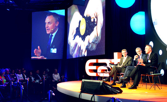 Fra konferansen. Redakt&oslash;r i The Lancet Richard Horton p&aring; storskjerm og til h&oslash;yre i bildet. Foto EAT