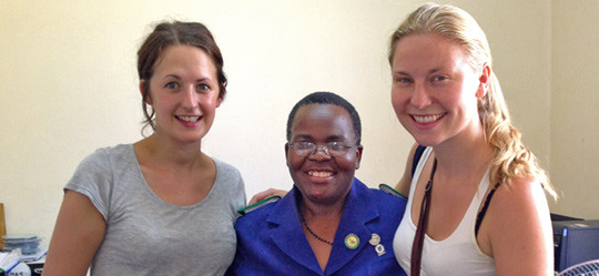 F&oslash;rsteforfatterne Maria Lisa Odland (til venstre) og Hanne Rasmussen sammen med dr. Ursula K. Kafulafula fra Kamuzu College&hellip;