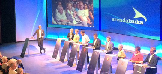 Hege Gjessing utfordrer politikerpanelet p&aring; folkehelse under Akademikernes folkehelsedebatt. Foto Sara Underland Mjelva