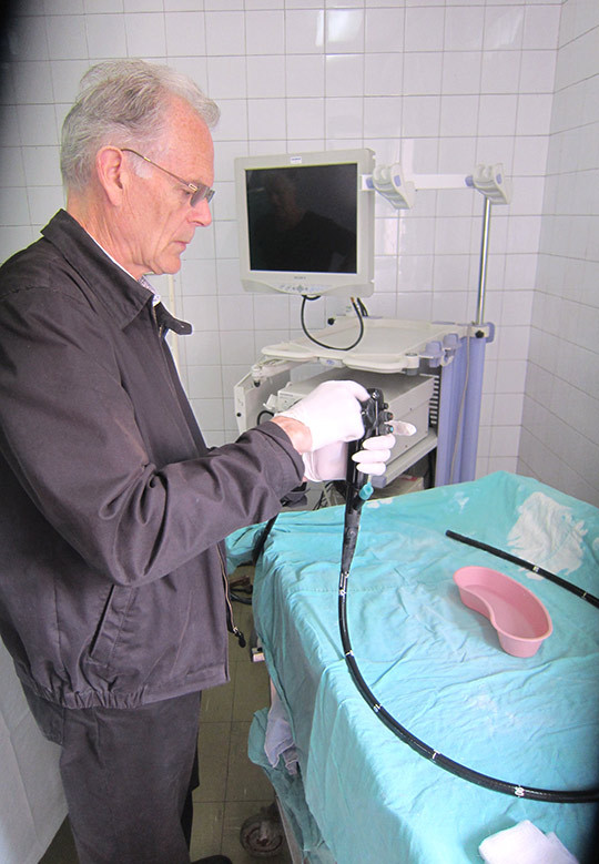 Gunnar Nys&aelig;ter sjekker utstyret. &Aring; holde avansert endoskopiutstyr i god teknisk stand kan v&aelig;re en stor utfordring i Etiopia&hellip;