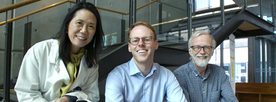 Fra venstre: Hong Yan Dai, Even Holth Rustad, Anders Waage. Foto: Hanne Strypet, Det medisinske fakultet, Norges teknisk&hellip;