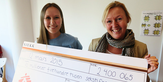 Vilde Skylstad (t.v.) overrakte pengegaven til Gyda Ulleberg Bugge. Foto Christine Rian Johannessen